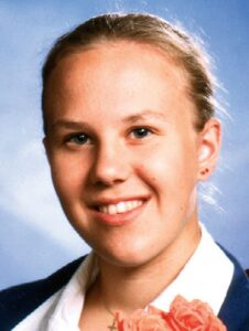 Raisa Räisänen hymyilee